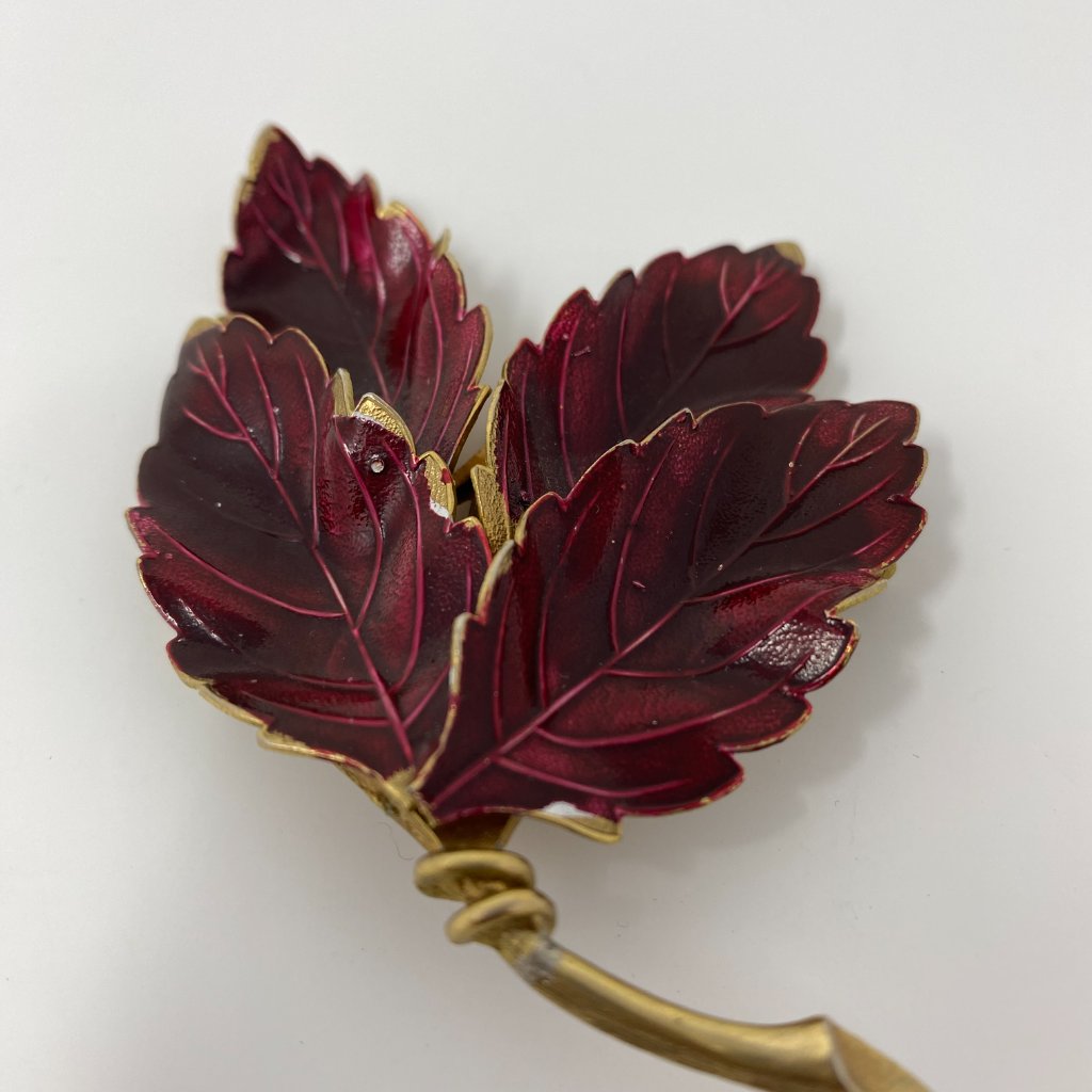 Vintage Weiss Red Enamel Leaf Brooch 4 Leaves Gold Tone 13$